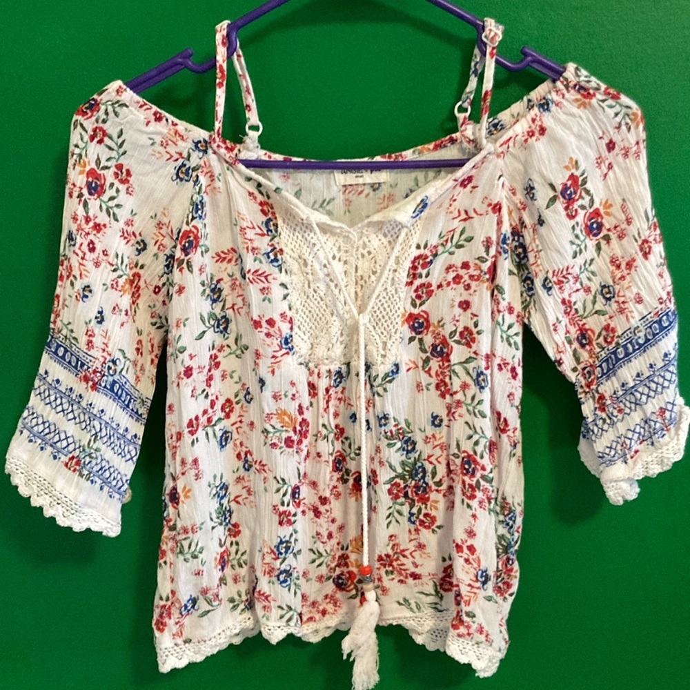 Angie Girls Small pretty flowered cold-shoulder blouse